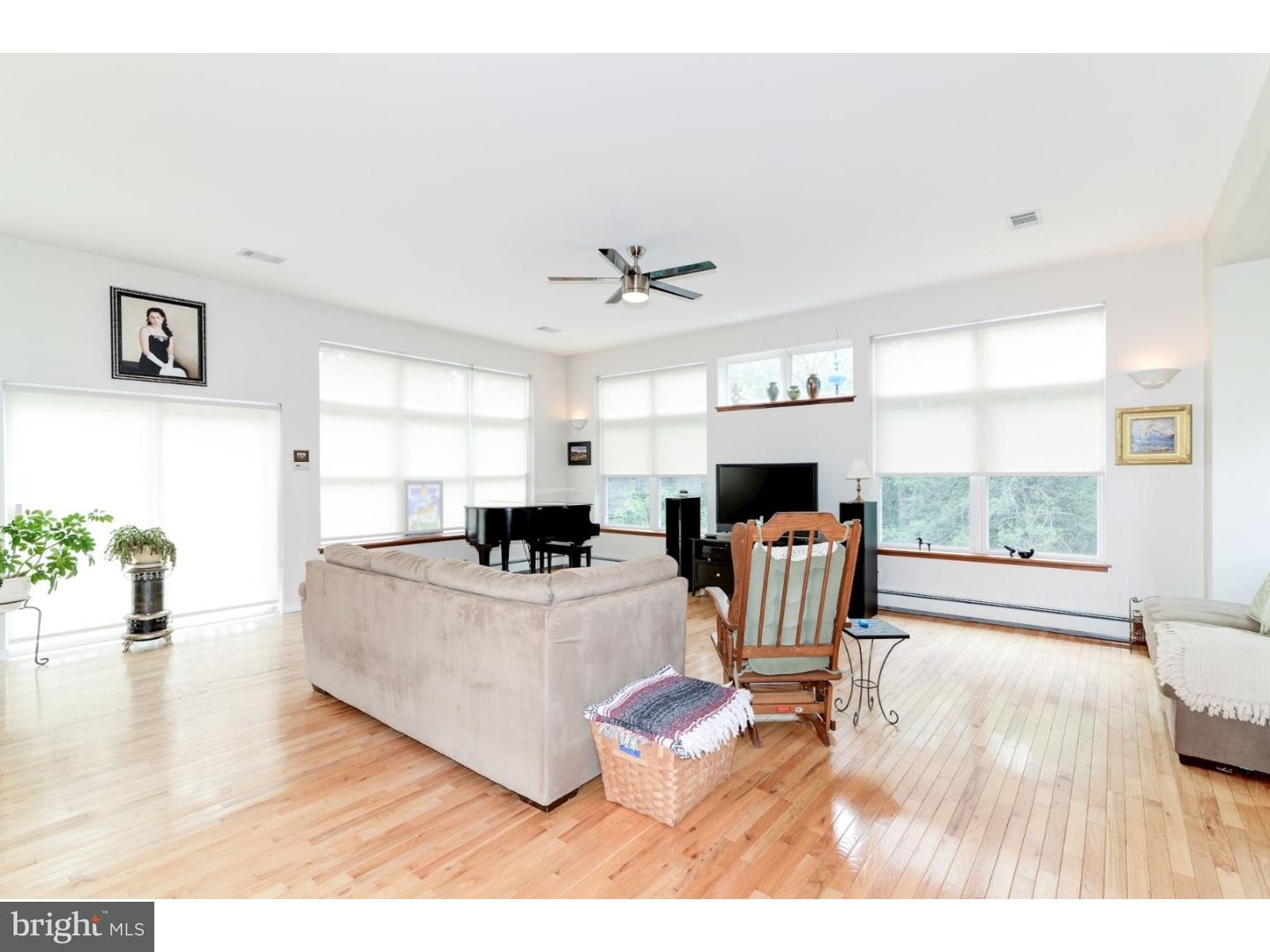 51 Defiance Road Malaga, NJ 08328 - Photo 11 of 25 Living Room
