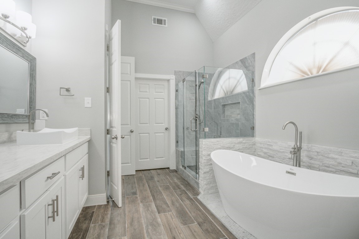 6302 Laver Love Drive Spring, TX 77379 - Photo 11 of 38 a bathroom with a bathtub and a sink