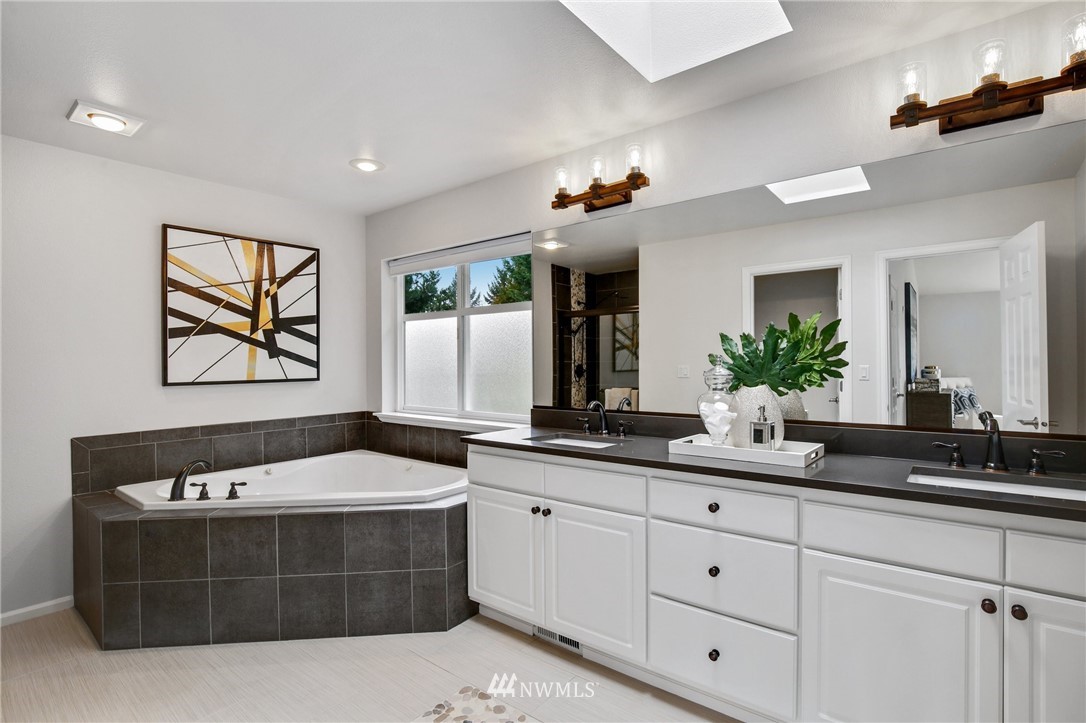 17264 Southeast 185th Street Renton, WA 98058 - Photo 28 of 40 a spacious bathroom with a tub sink and mirror