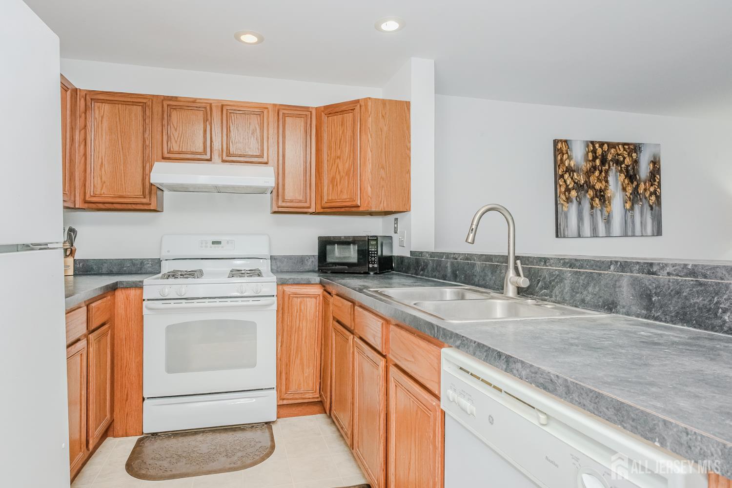 425 Edpas Road New Brunswick, NJ 08901 - Photo 3 of 23