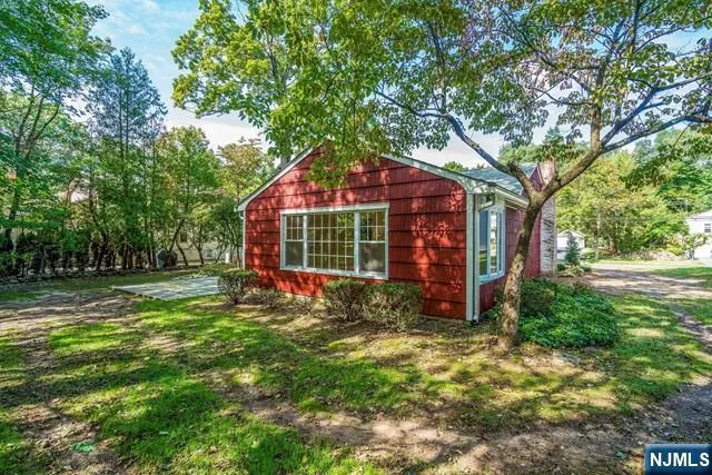 a view of a house with backyard
