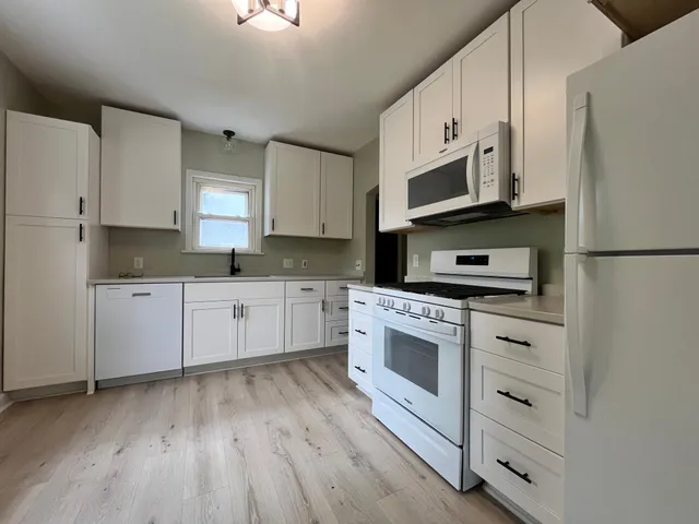 $2,425 | 837 Bidwell Street, West St. Paul, MN 55118