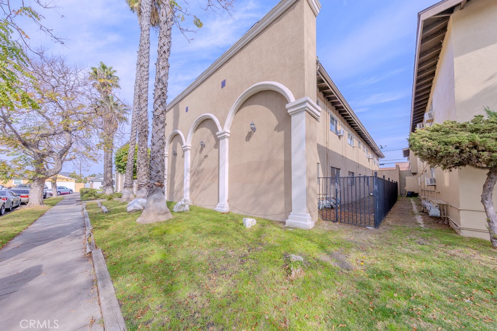 906 South Fann Street Anaheim, CA 92804 - Photo 2 of 27