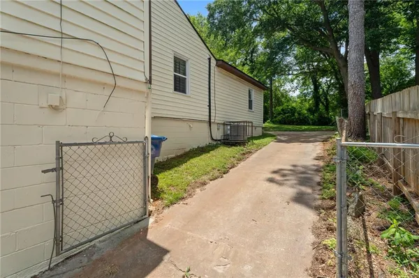 a view of a backyard