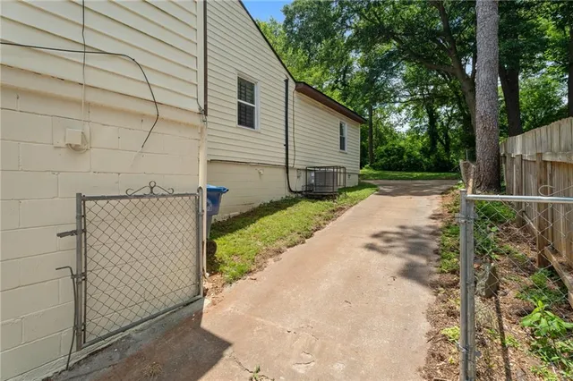 a view of a backyard