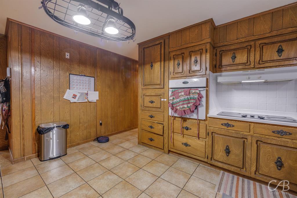 33 Northwest Ave A Hamlin, TX 79520 - Photo 4 of 37 a view of a refrigerator and cabinet