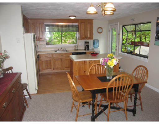 116 Mountain Gate Road, Unit 116 Ashland, MA 01721 - Photo 5 of 20 a dining room with furniture and window