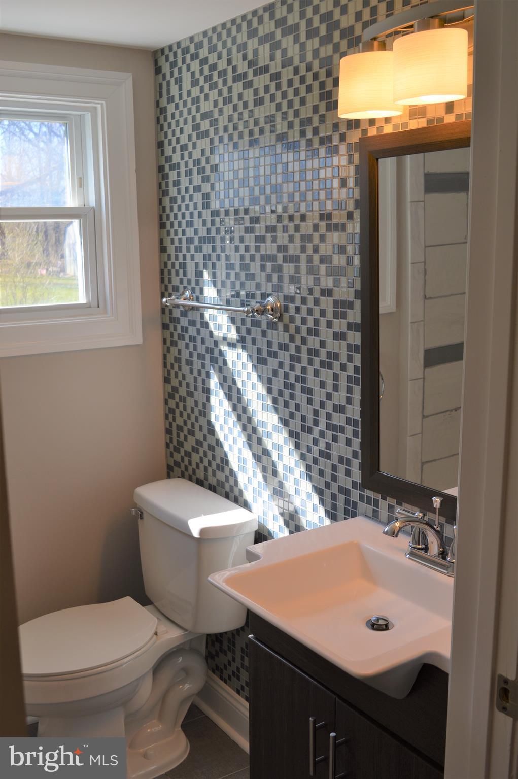 9250 Piscataway Road Clinton, MD 20735 - Photo 21 of 101 Hallway Bathroom