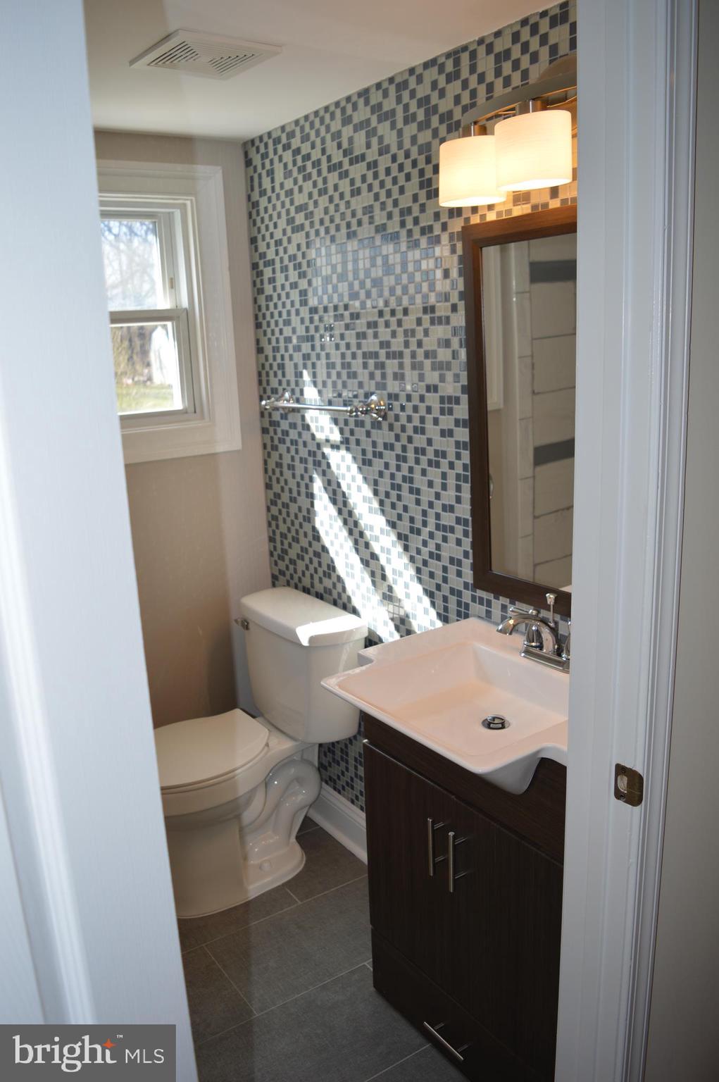 9250 Piscataway Road Clinton, MD 20735 - Photo 22 of 101 Hallway Bathroom