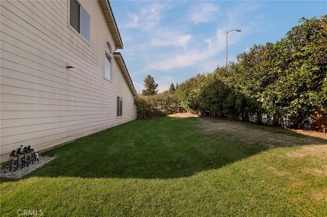 a view of a backyard