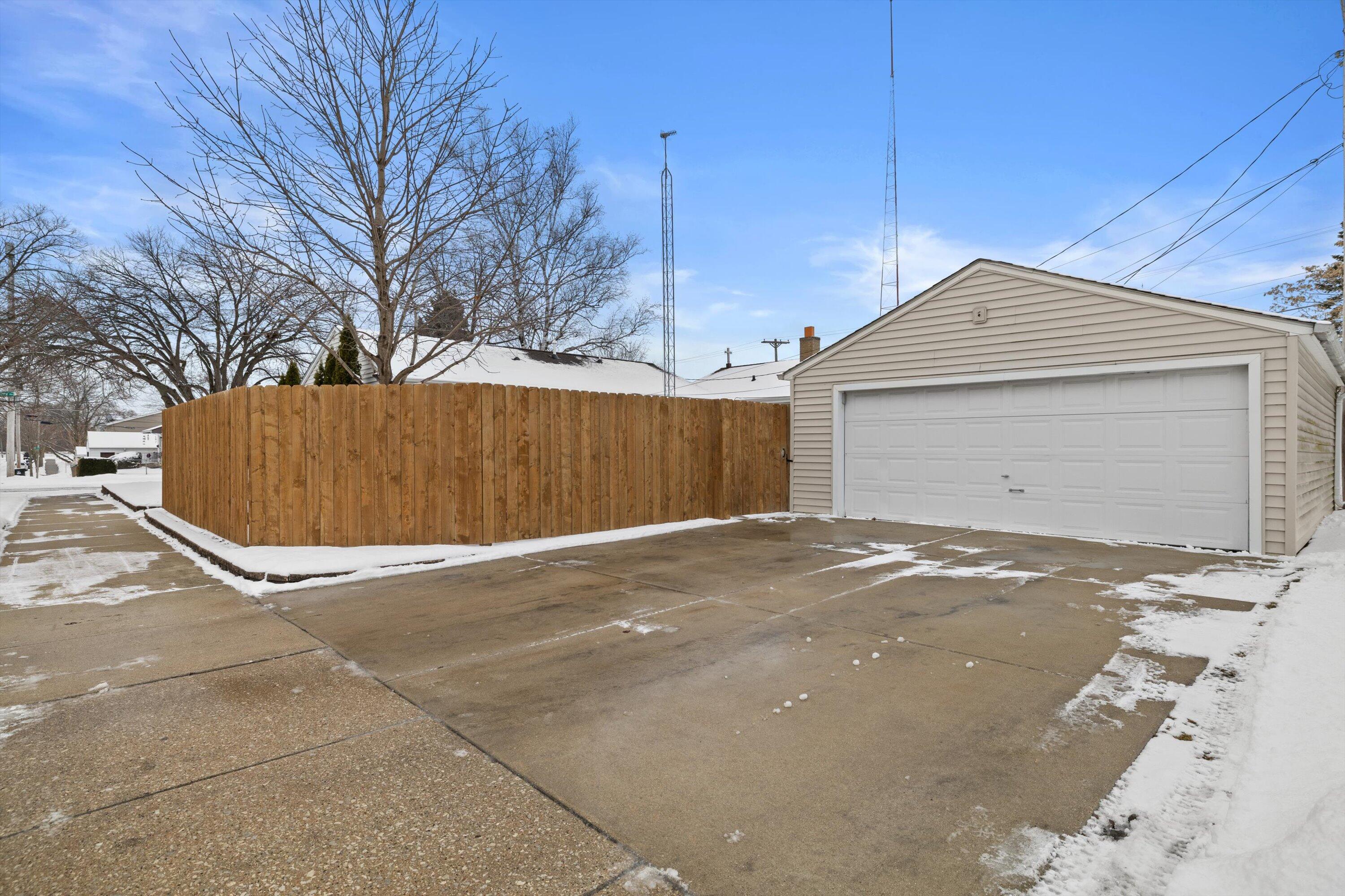4100 Victory Avenue Racine, WI 53405 - Photo 4 of 26 Garage & Driveway