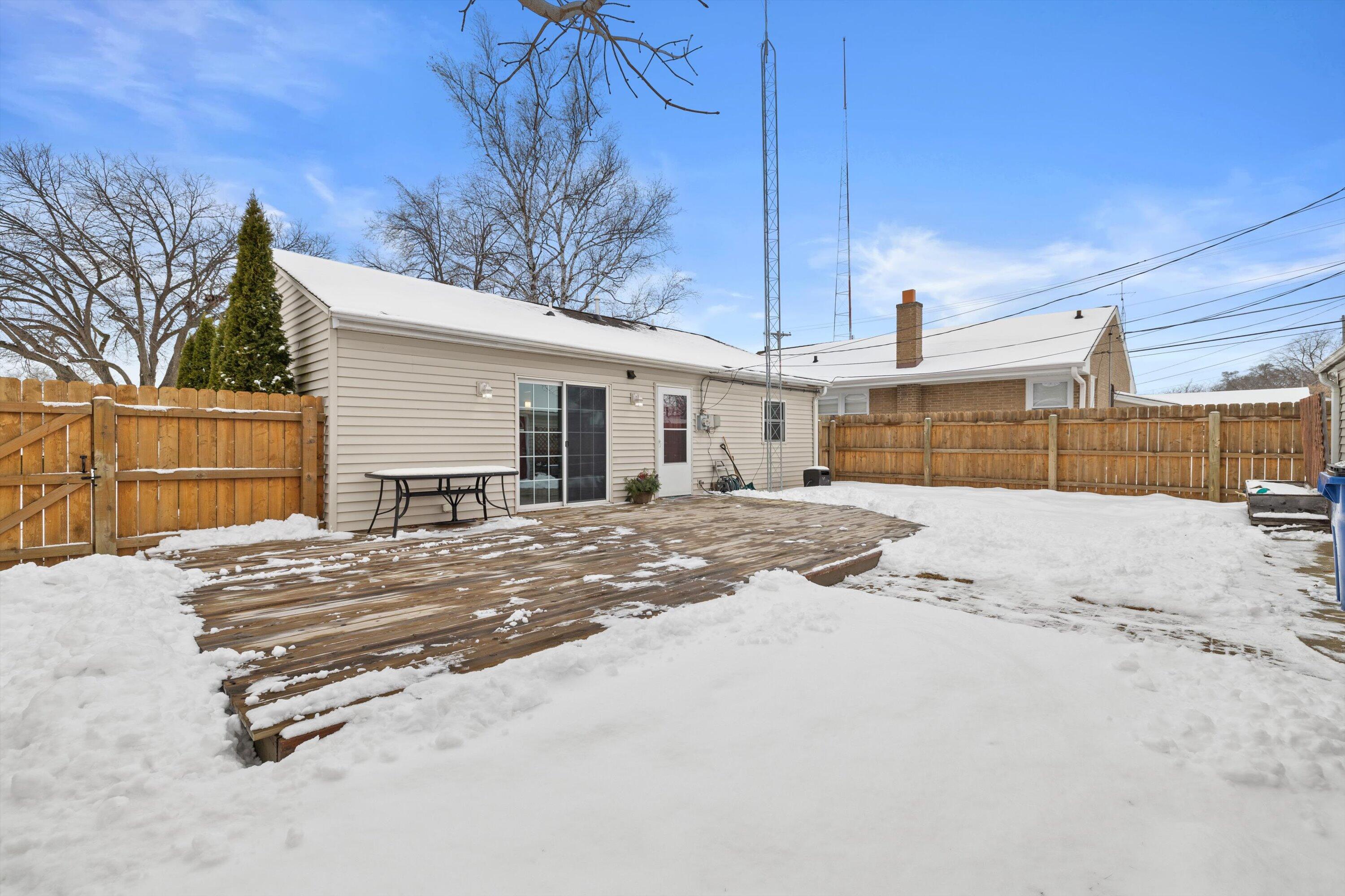 4100 Victory Avenue Racine, WI 53405 - Photo 6 of 26 Backyard & Deck