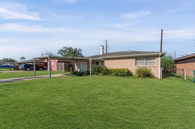 a view of a house with a backyard