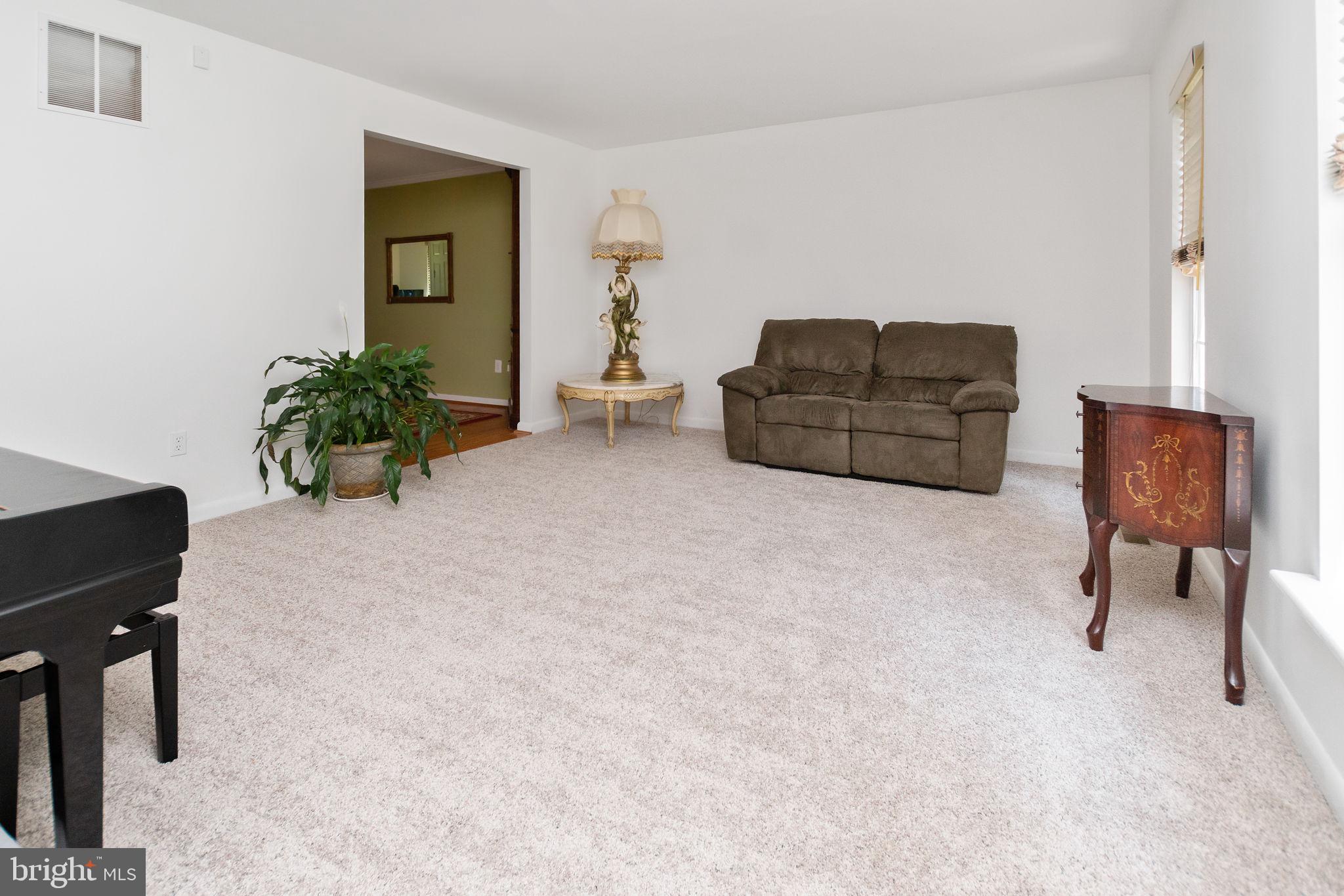 642 Meadow Road Huntingdon Valley, PA 19006 - Photo 4 of 47 living room