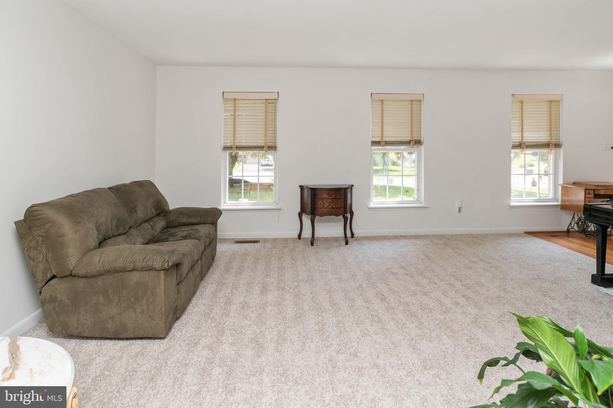 642 Meadow Road Huntingdon Valley, PA 19006 - Photo 5 of 47 living room