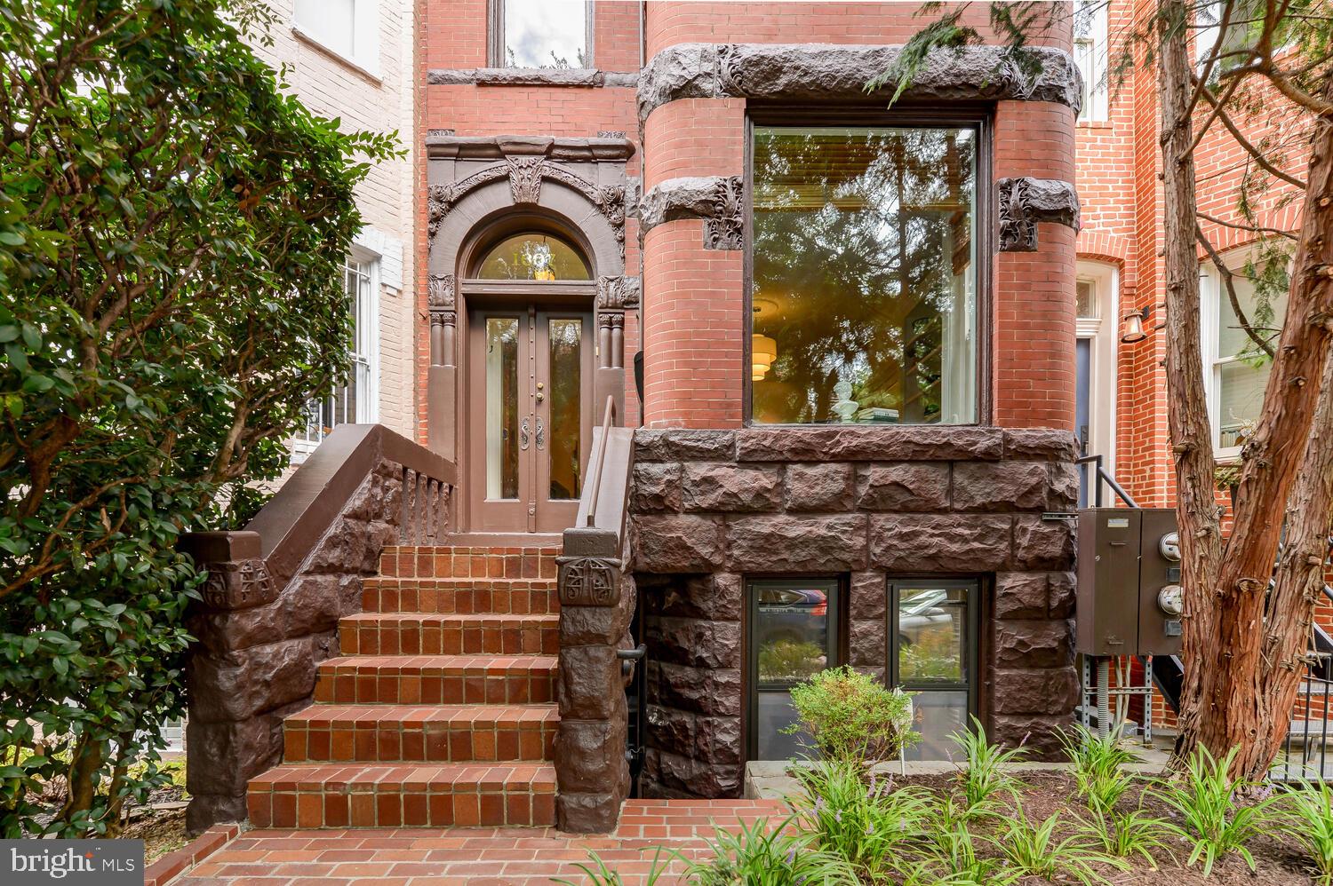 Beautiful facade of this 1870 Victorian