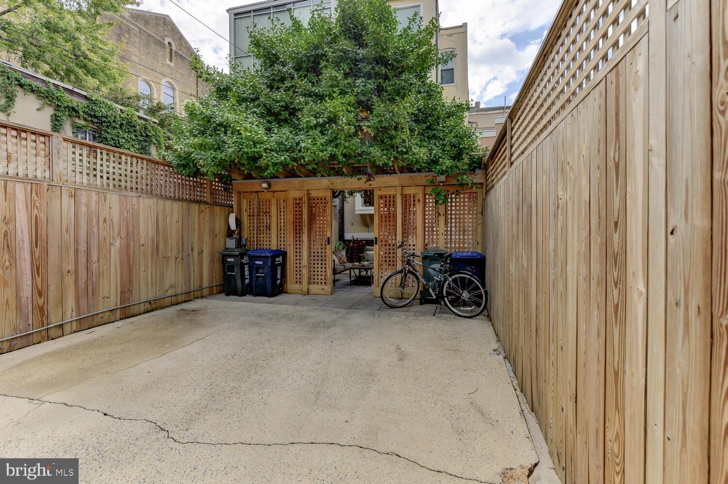 1607 S Street Northwest Washington, DC 20009 - Photo 27 of 75 Tesla charger!