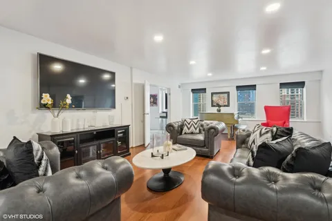 $390,000 | 40 East 9th Street, Unit 1516, Chicago, IL 60605