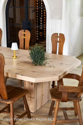 a view of entryway with furniture