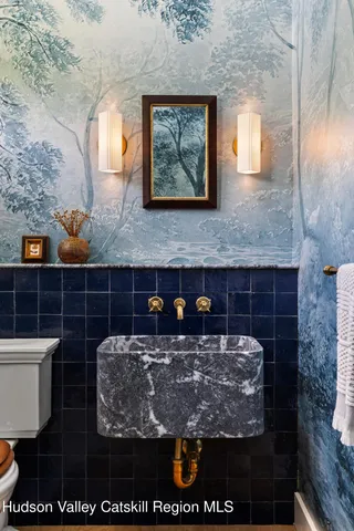 a view of a yard in front of a house