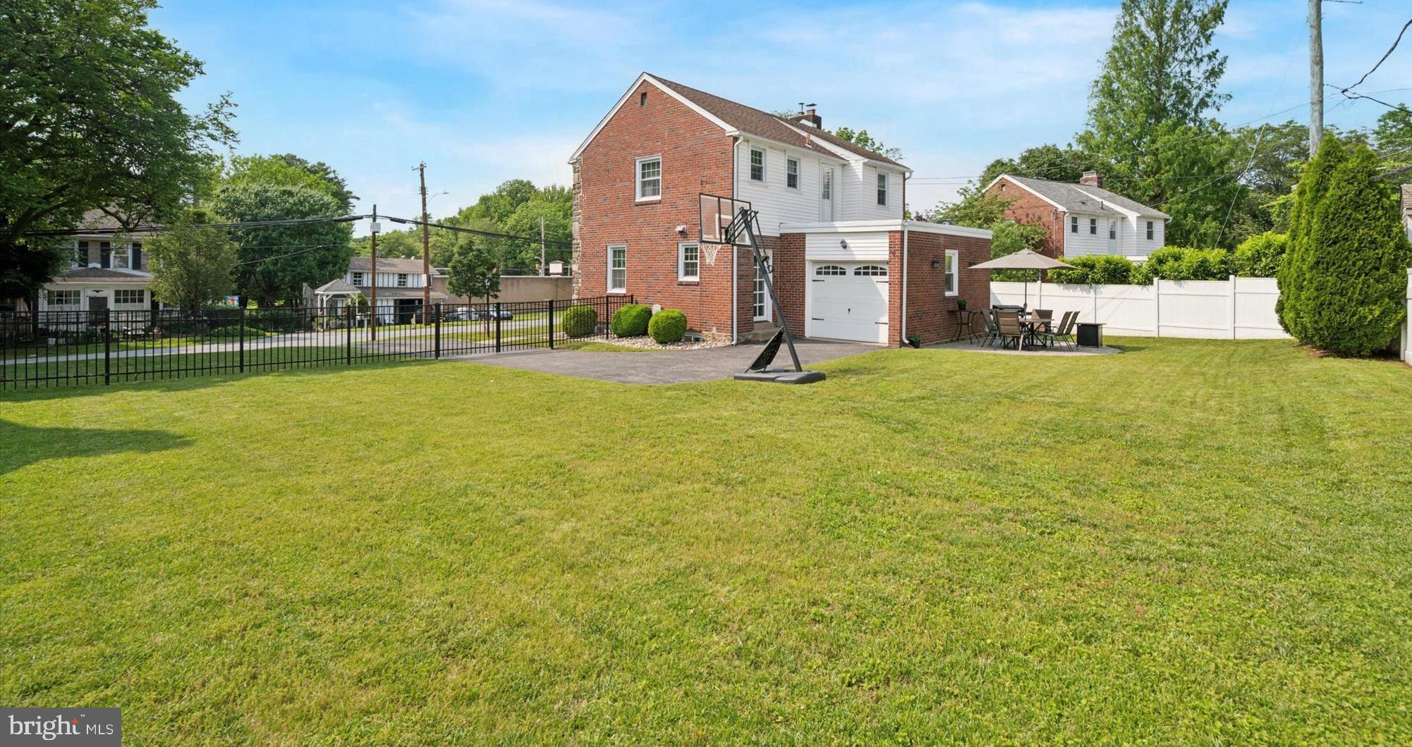 975 Old Sproul Road Springfield, PA 19064 - Photo 4 of 26 Huge fenced yard