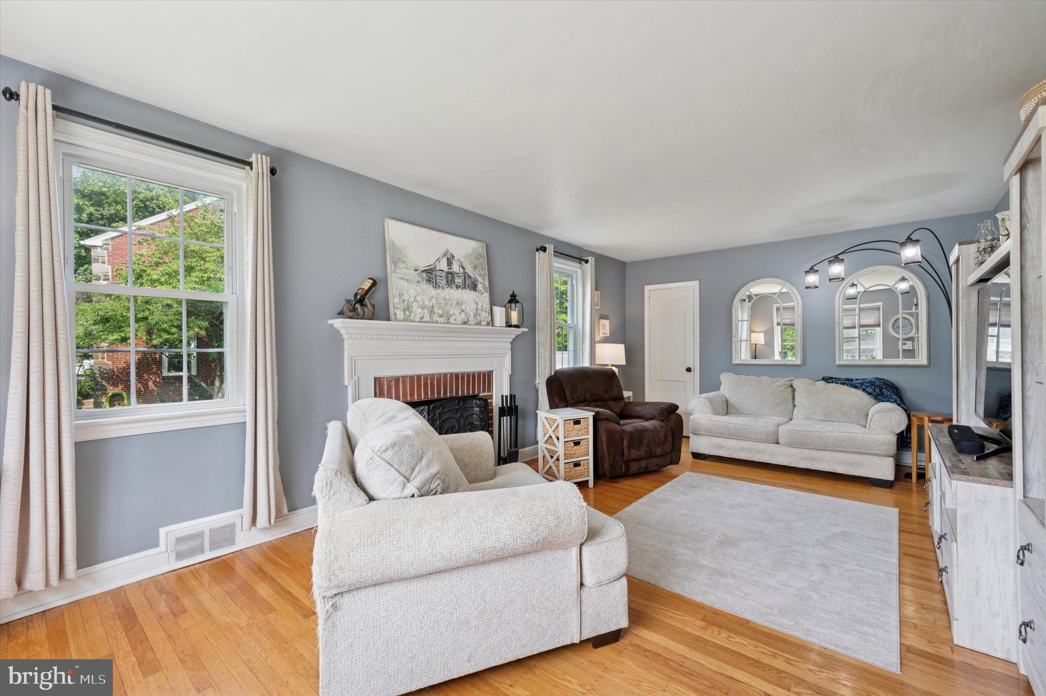 975 Old Sproul Road Springfield, PA 19064 - Photo 5 of 26 Living room