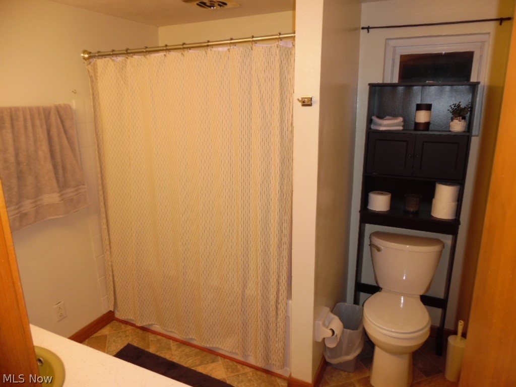 404 Summit Road Marietta, OH 45750 - Photo 10 of 16 Main bath