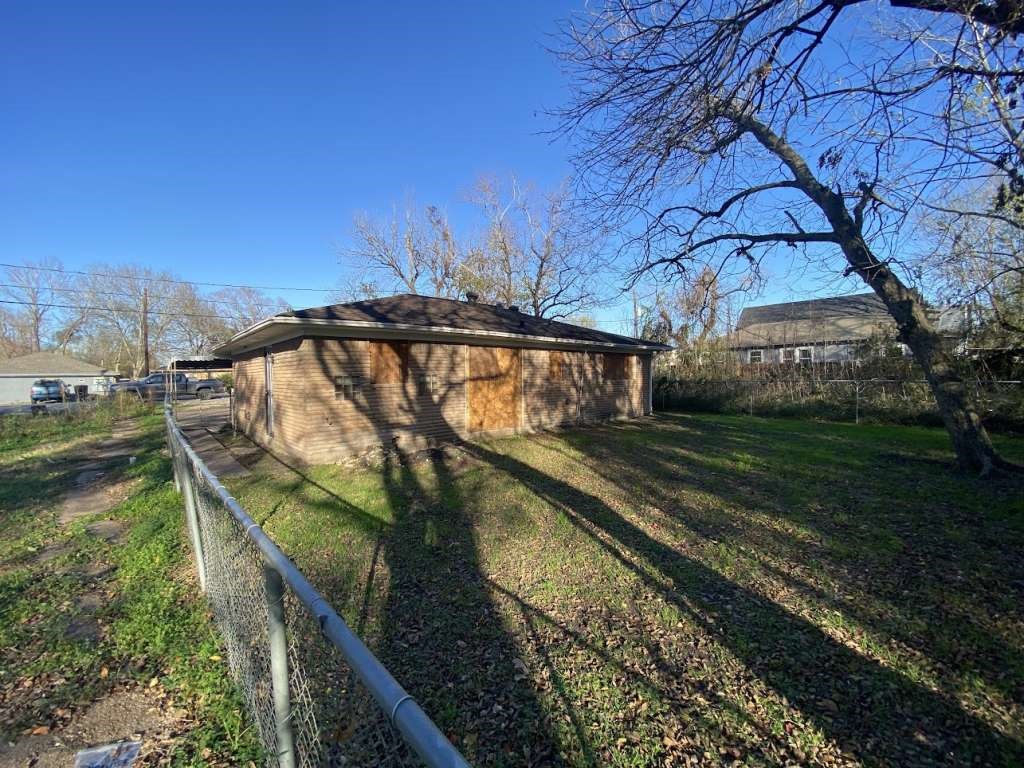3704 Seabrook Street Houston, TX 77021 - Photo 2 of 11