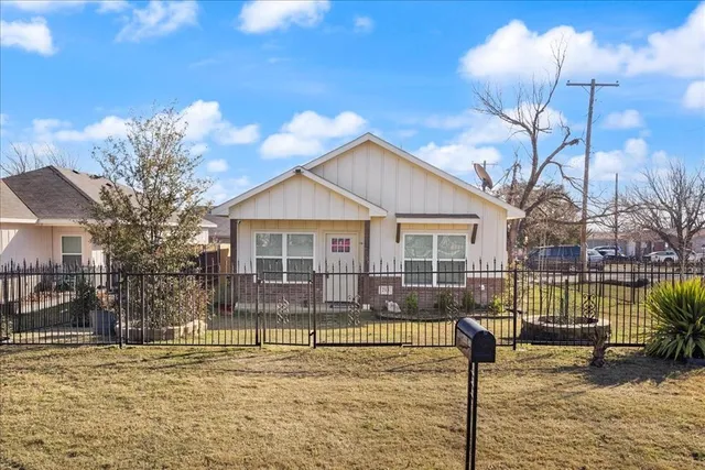 $245,000 | 213 South Baugh Street, Alvarado, TX 76009