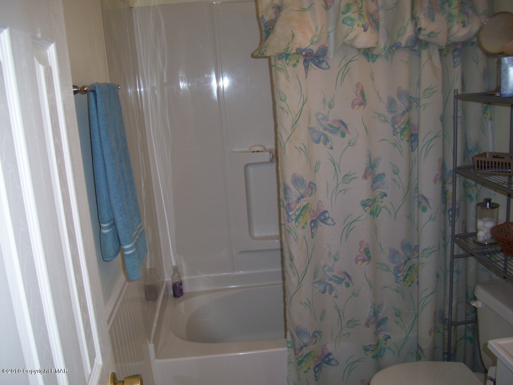 3 Hemlock Road Tannersville, PA 18372 - Photo 22 of 35 Bathroom