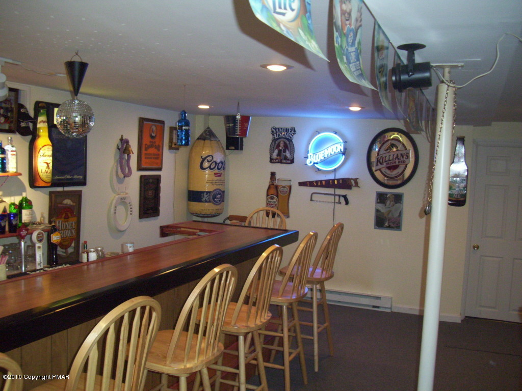 3 Hemlock Road Tannersville, PA 18372 - Photo 27 of 35 Bar