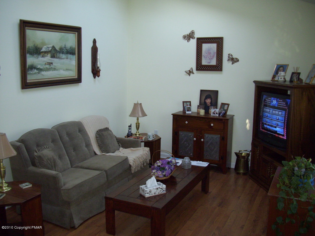 3 Hemlock Road Tannersville, PA 18372 - Photo 4 of 35 Living Room