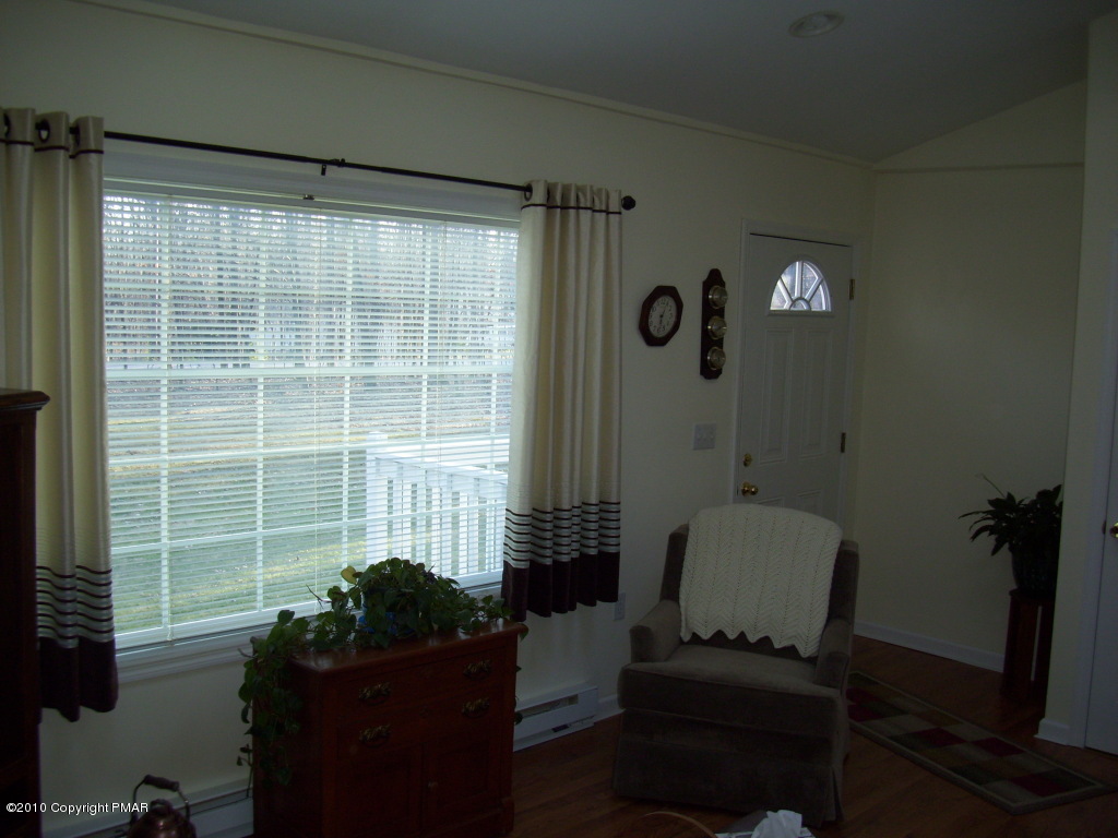3 Hemlock Road Tannersville, PA 18372 - Photo 5 of 35 Living Room