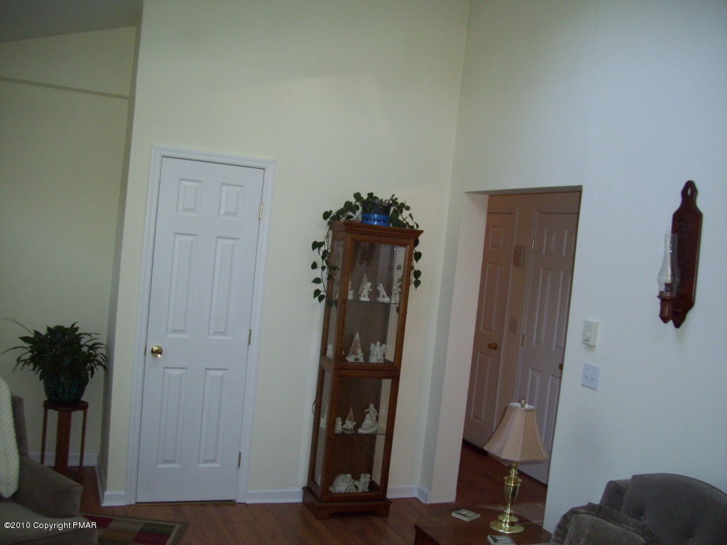 3 Hemlock Road Tannersville, PA 18372 - Photo 6 of 35 Living Room