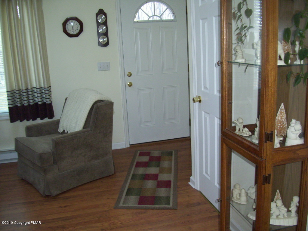 3 Hemlock Road Tannersville, PA 18372 - Photo 7 of 35 Living Room