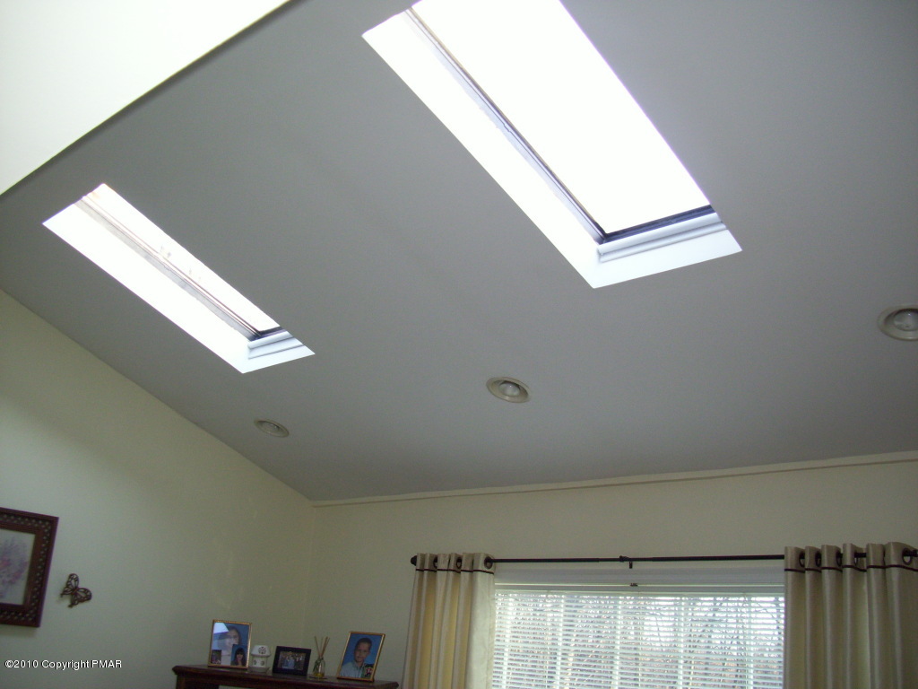3 Hemlock Road Tannersville, PA 18372 - Photo 8 of 35 Living Room Skylights