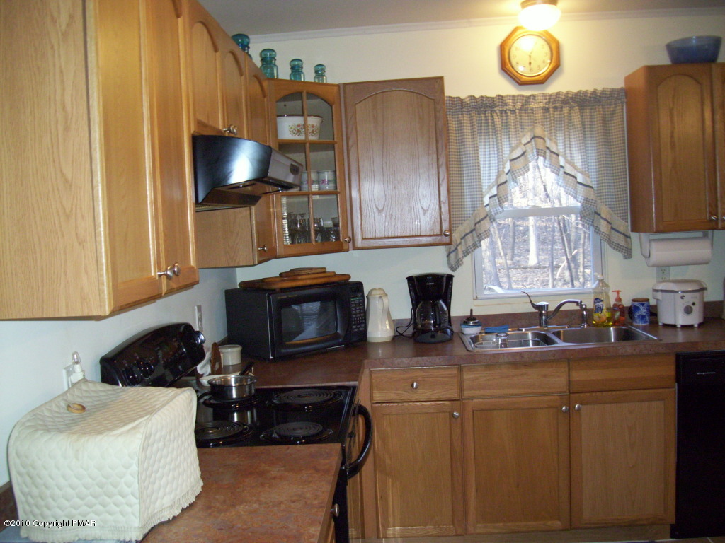3 Hemlock Road Tannersville, PA 18372 - Photo 9 of 35 Kitchen