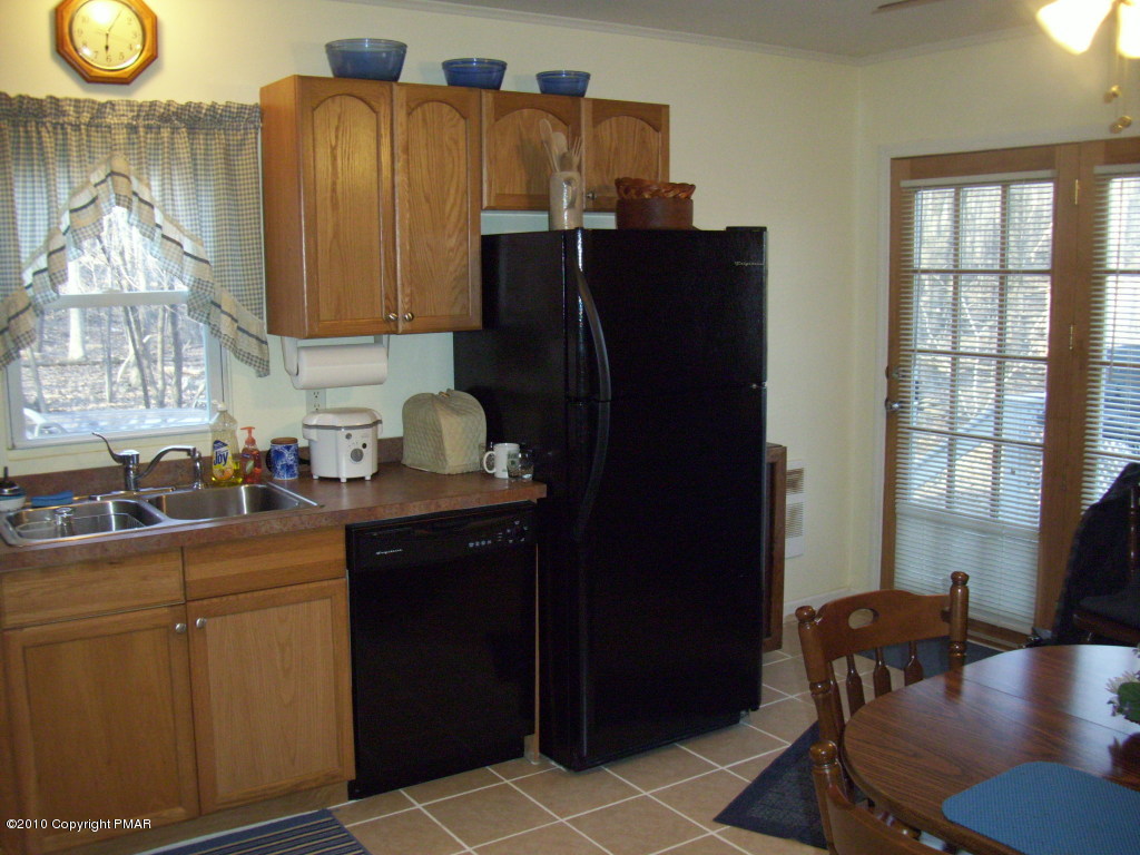 3 Hemlock Road Tannersville, PA 18372 - Photo 10 of 35 Kitchen