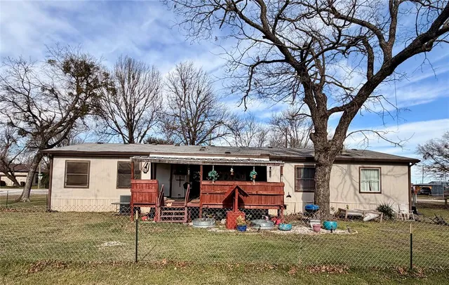 a view of a house with backyard