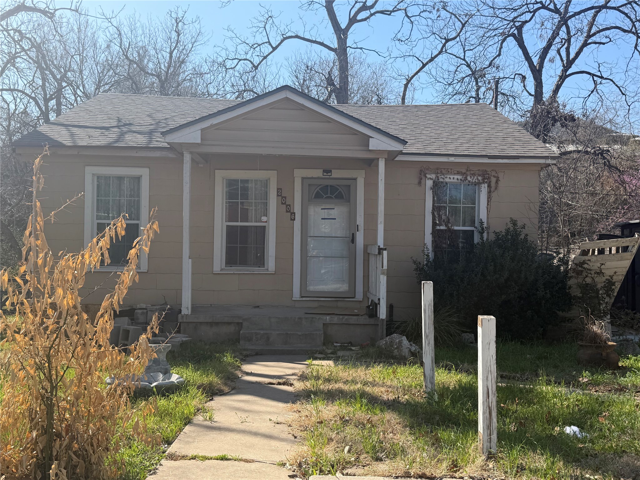 Bungalow-style house with roof with shingles and covered porch