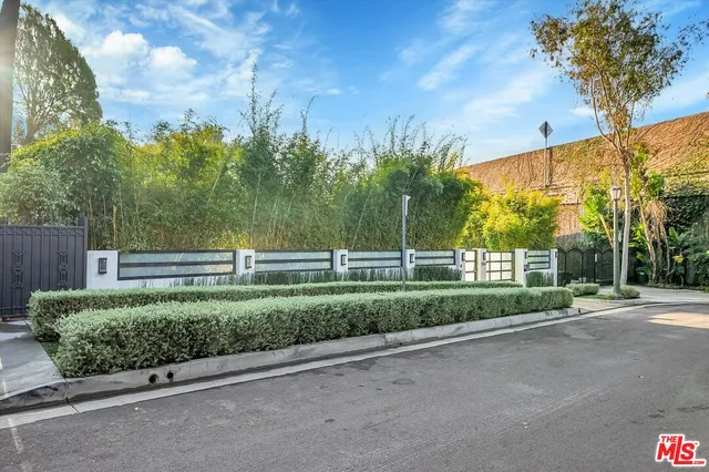 a house view with a outdoor space