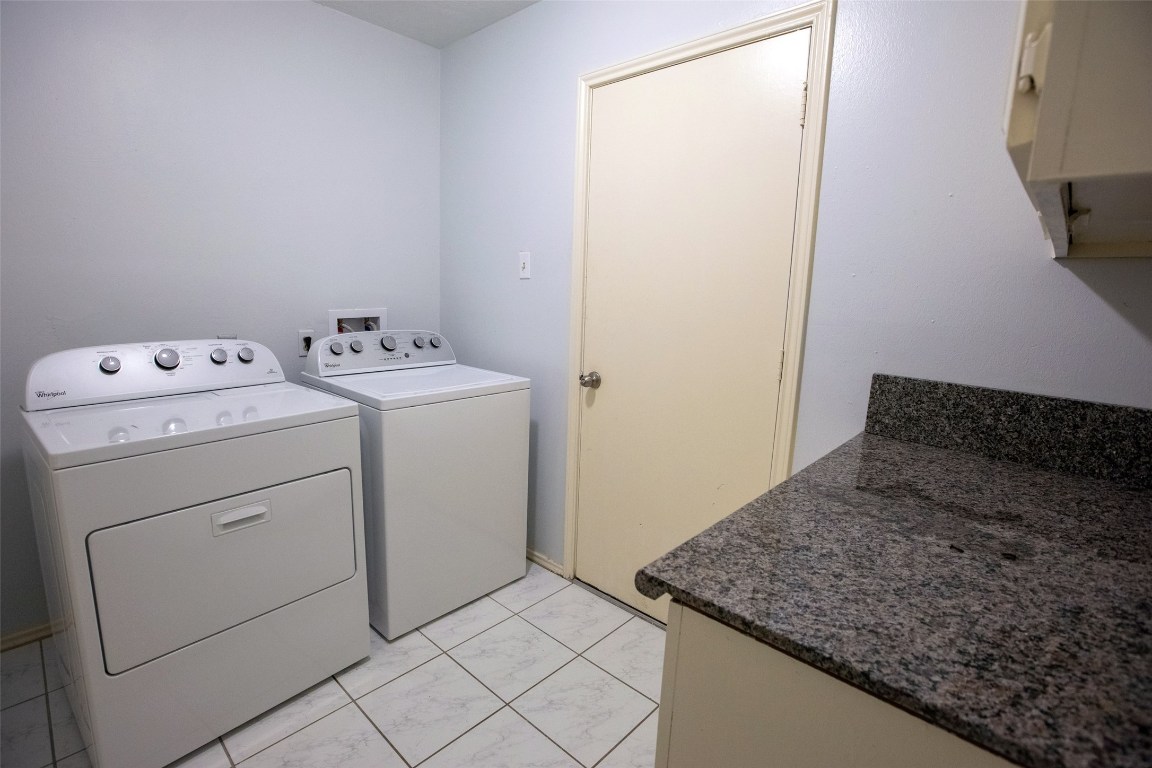 415 Abbott Circle Sugar Land, TX 77498 - Photo 18 of 19 Washer and dryer are included!