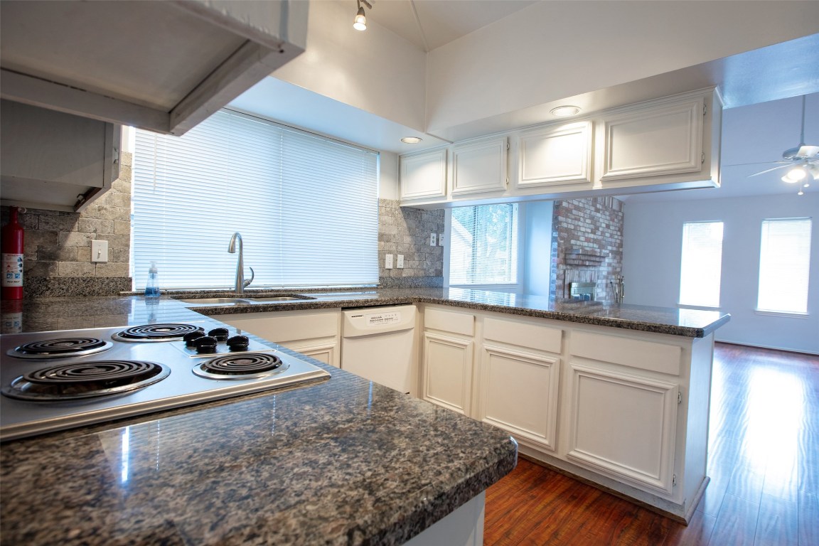 415 Abbott Circle Sugar Land, TX 77498 - Photo 8 of 19