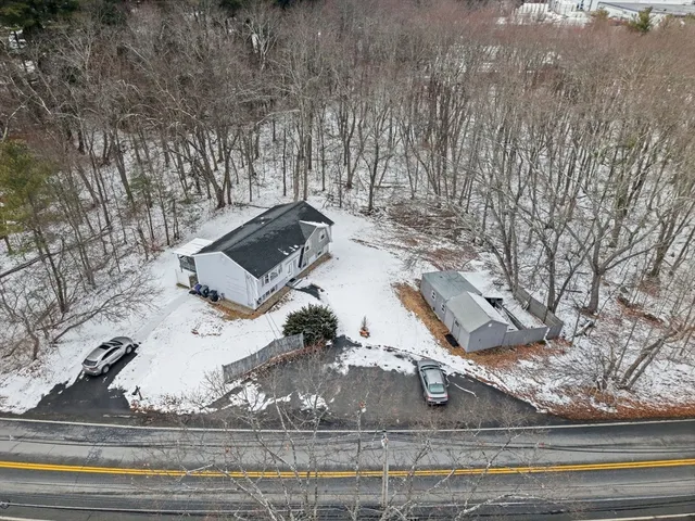 a view of a yard in front of house