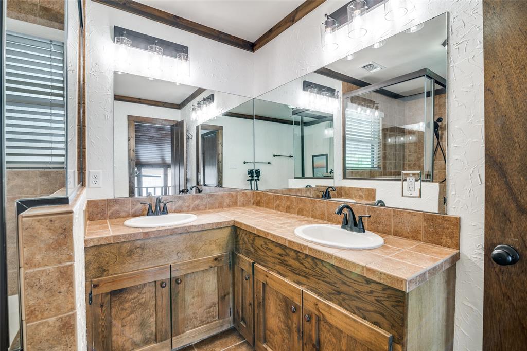 6207 Point Lavista Malakoff, TX 75148 - Photo 20 of 40 a bathroom with a sink and a mirror
