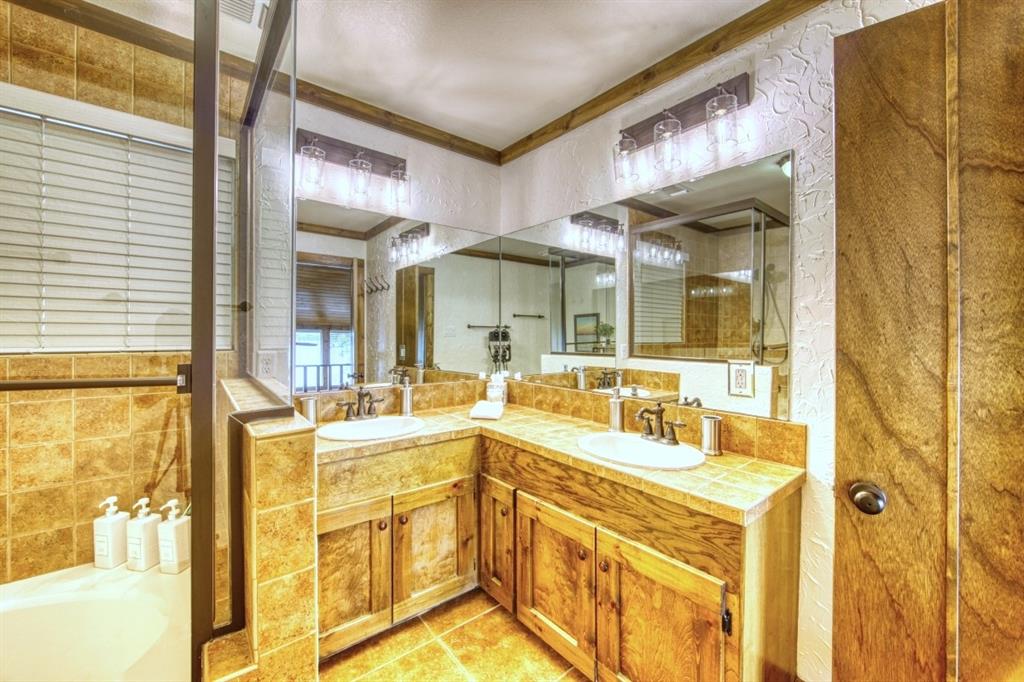 6207 Point Lavista Malakoff, TX 75148 - Photo 23 of 40 a bathroom with a tub sink and mirror