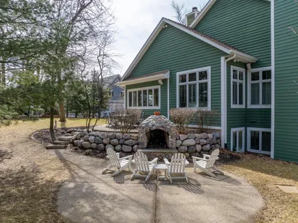 $1,375,000 | 1019 Tarrant Drive, Fontana, WI 53125