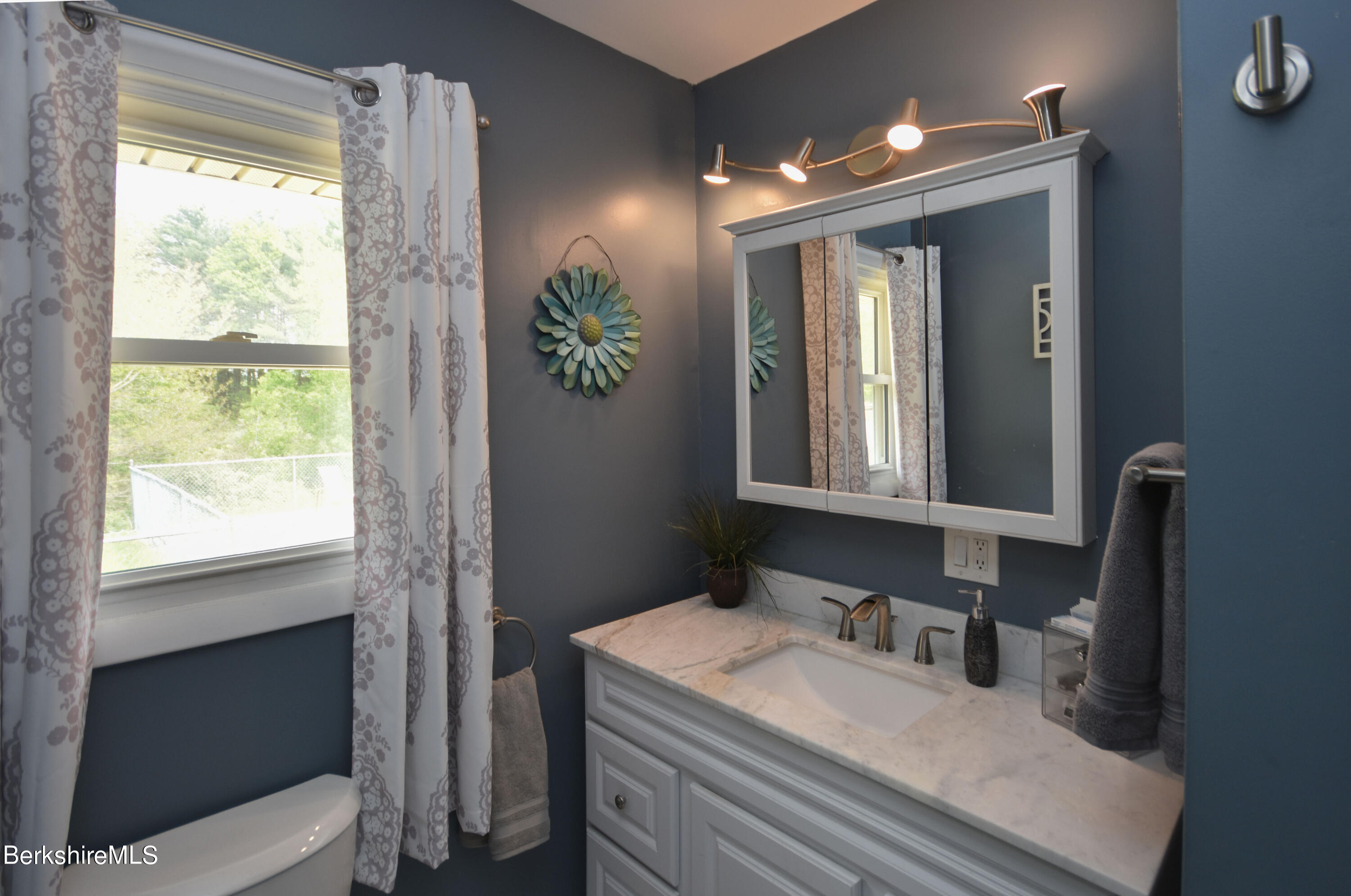 58 Oak Hill Road Pittsfield, MA 01201 - Photo 22 of 47 Primary Bath