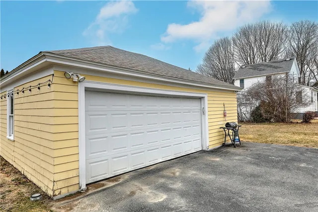 $2,800 | 509 Middle Highway, Barrington, RI 02806