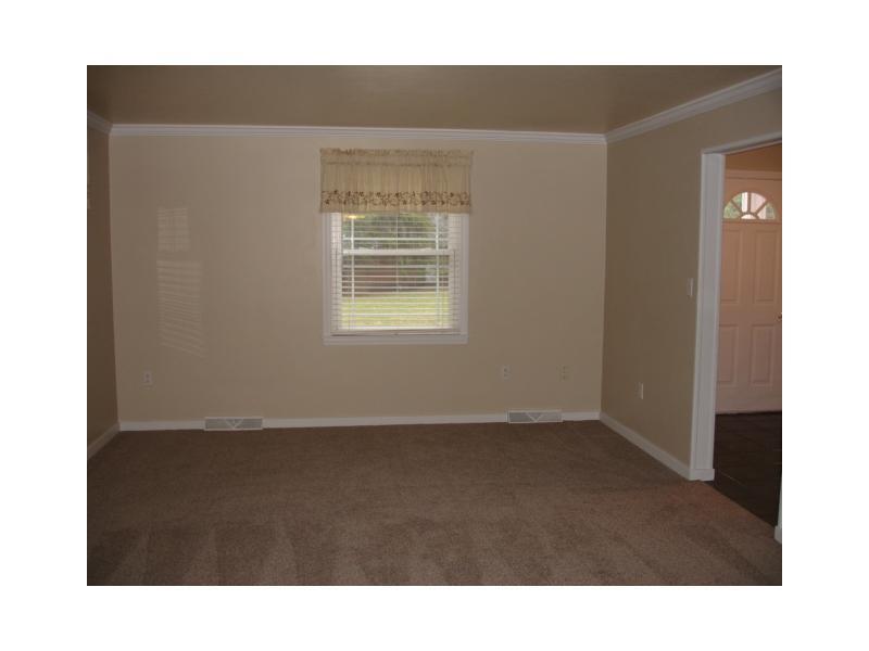 116 Oak Ridge Drive Butler, PA 16002 - Photo 6 of 20 Living Room.